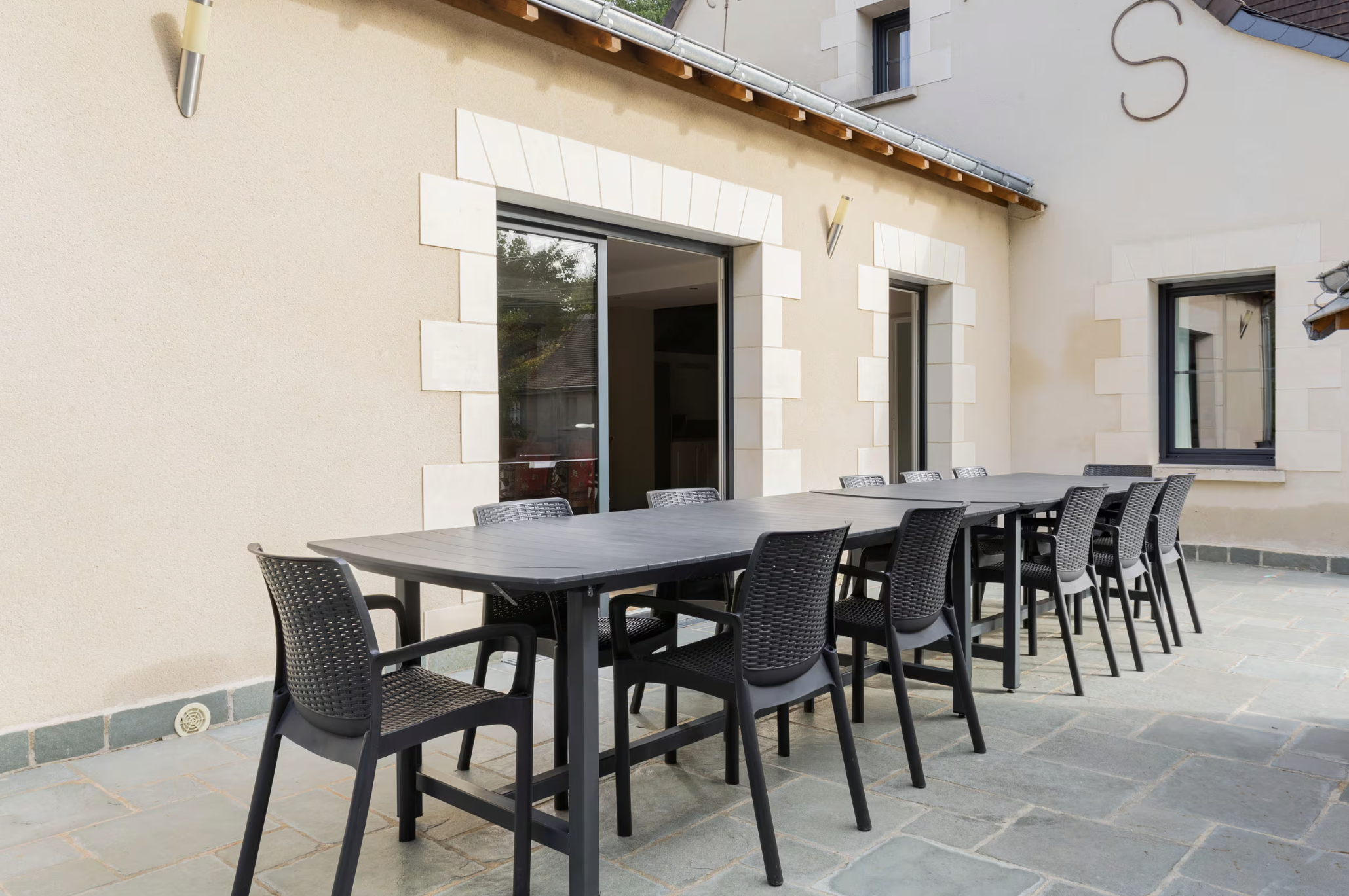 Table dressée dans le verger