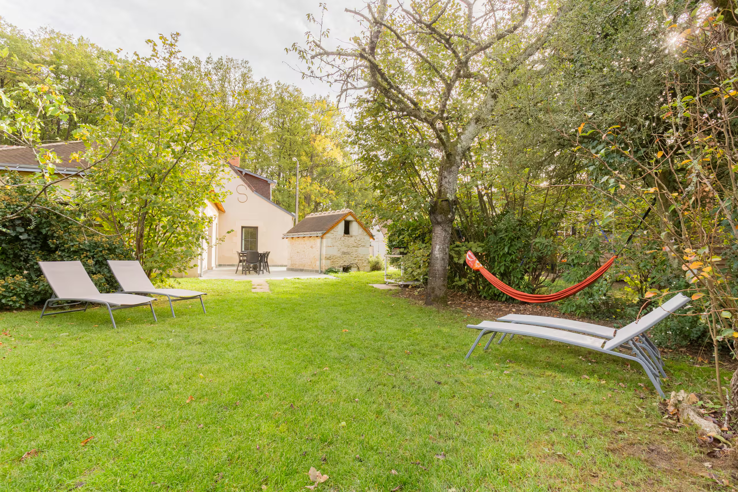 Un transat à l’ombre dans le jardin du gîte